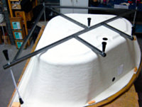 kak-ustanovit-ekran-pod-uglovuyu-vannu